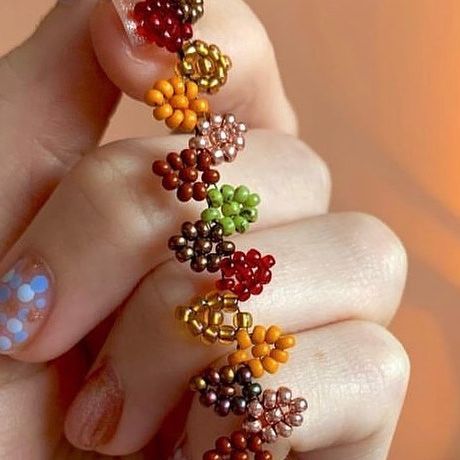 Beaded Pumpkin Tutorial, Fall Beading Ideas, Beaded Leaves Tutorial, Thanksgiving Seed Bead Patterns, Beaded Pumpkin Bracelet, Leaf Bead Bracelet, Thanksgiving Jewelry Diy, Autumn Jewelry Diy, Autumn Beaded Bracelet