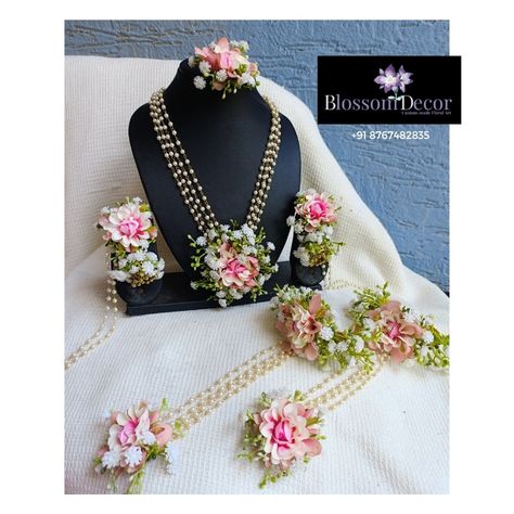 Pink Floral Jewellery For Haldi, Halwa Jewellery For Women, Flower Jwellary For Bride Haldi, Haldi Floral Jewelry Real Flowers, Flower Jwellary For Godbharai, Haldi Jwellery Flowers Bridal, Flower Jewellery For Baby Shower Indian, Haldi Flowers Jewelry For Bride, Haldi Jwellary For Bride