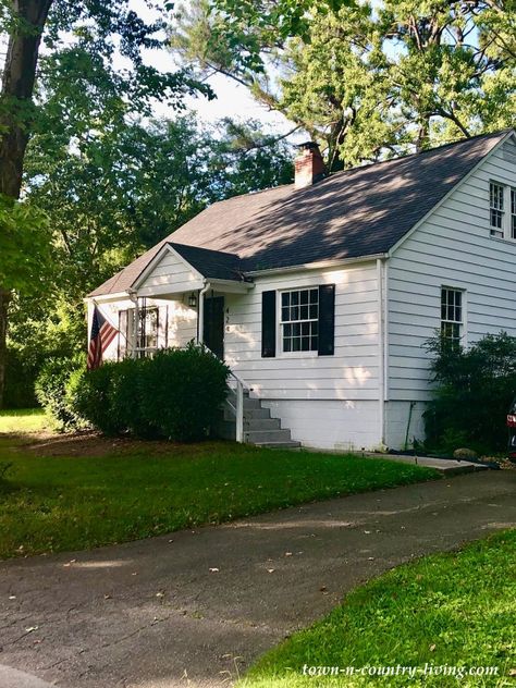 Tennessee Farmhouse Cottage in Maryville - Town & Country Living Blue And White Beach House, Cape Cod Renovation, White Beach Houses, Tennessee Farmhouse, Transitional French Country, Maryville Tennessee, White Beach House, Brick Cottage, Little Farmhouse