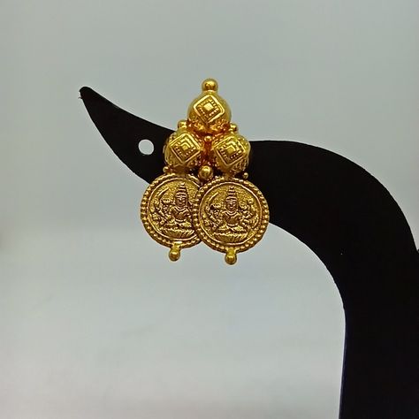 Small Lakshmi Pendant Gold, Lakshmi Kasu Earrings Gold, Temple Jewellery Jhumkas, Unique Jewelry Necklace, Latest Earrings Design, Temple Jewellery Earrings, Indian Diamond Jewellery, Gold Jewelry Outfits, Choker Necklace Designs