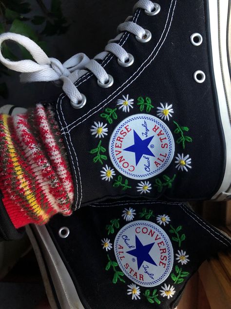 Converse Art, Converse Noir, Converse Embroidery, Cool Converse, Embroidery Jeans Diy, Embroidered Converse, Daisy Embroidery, Instagram Cool, Diy Broderie