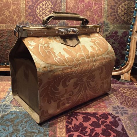 This third post in the Fortuny Gladstone Bag series explains how to insert the lining into the vintage accessory. Diy Doctor, Gladstone Bag, Fortuny Fabric, Steampunk Diy, Sewing Purses, Carpet Bag, Doctor Bag, Beige Carpet, Frame Bag