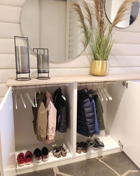 Toddler Closet Ideas, Ikea Kids Wardrobe, Trofast Ikea, Ikea Hack Kids, Kids Clothes Storage, Små Rum Lidt Plads, Living Room Hacks, Toddler Closet, Armoire Entree