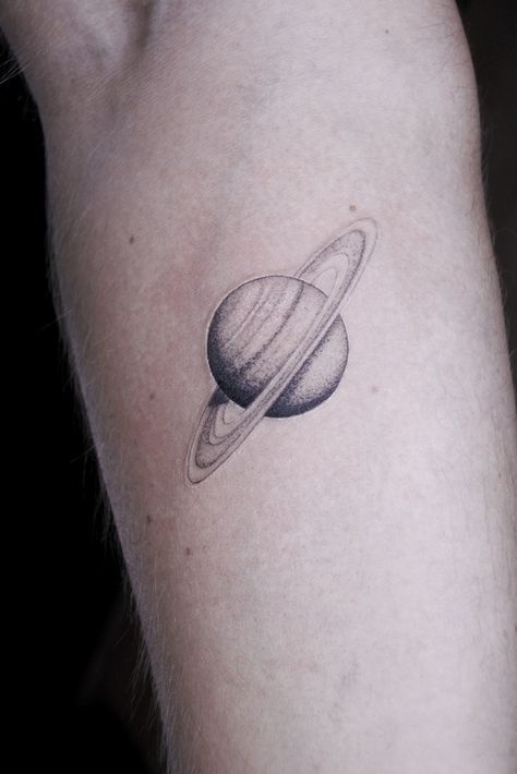 Saturn Planet Tattoo Design, Realistic Saturn Tattoo, Saturn Return Tattoo, Tattoo Cute Aesthetic, Saturn Planet Tattoo, Saturn Tattoo Design, Uranus Tattoo, Saturn Drawing, Jupiter Tattoo