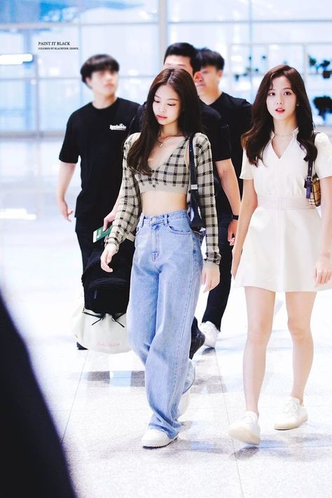 Jennie Kim at the airport. Blackpink Airport Fashion, Jennie Airport Style, Jenny Blackpink, Versace 2015, Airport Fashion Kpop, Korean Airport Fashion, Group Fashion, Blackpink Outfits, Bear Bears