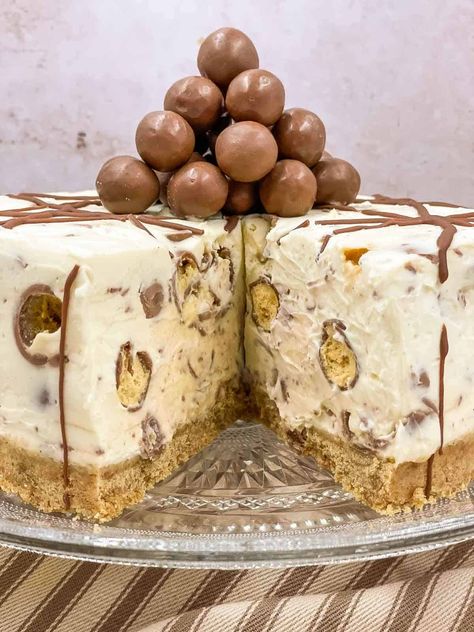 Stunning Malteser cheesecake with a slice taken. Malteser Dessert, Cheese Cakes Recipes Easy No Bake, Xmas Cheesecake, Cheese Cakes Recipes Easy, Malteaser Cheesecake, Easy Christmas Cheesecake, Deserts Recipes Easy Quick, Malteser Cheesecake, No Cook Cheesecake