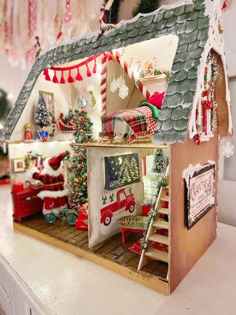 Christmas Themed Dollhouse, Themed Dollhouse, Nostalgic Christmas Decorations, Christmas Exterior, Xmas House, Dollhouse Makeover, Christmas Dollhouse, Christmas Miniatures, Maileg Mouse