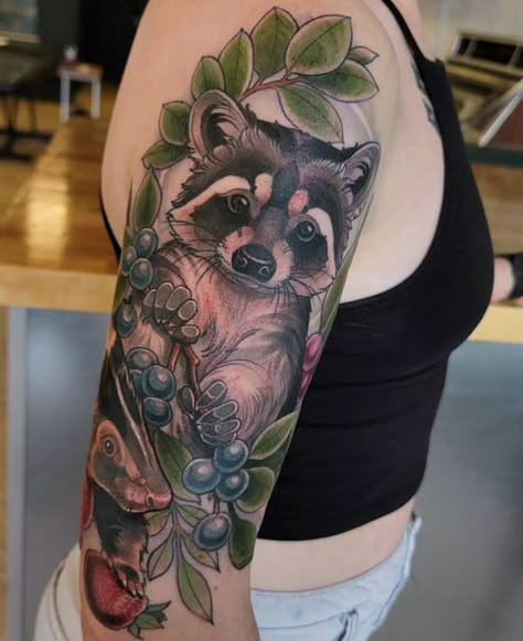 Neo Traditional Raccoon Tattoo, Neotraditional Raccoon, Raccoon Tattoo Design, Opossum Tattoo, Japan Theme, Raccoon Tattoo, Tiny Bird Tattoos, Hirsch Tattoo, Neo Trad Tattoo