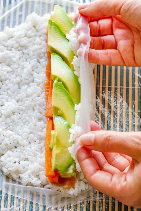 How to make Rice Paper Sushi Step 2 Rice Paper Sushi, Rice Paper Rolls Recipes, Paper Sushi, Rice Paper Recipes, Sushi Recipes Homemade, Sushi Recipe, Spring Roll Recipe, Sushi Recipes, Quick Healthy Meals