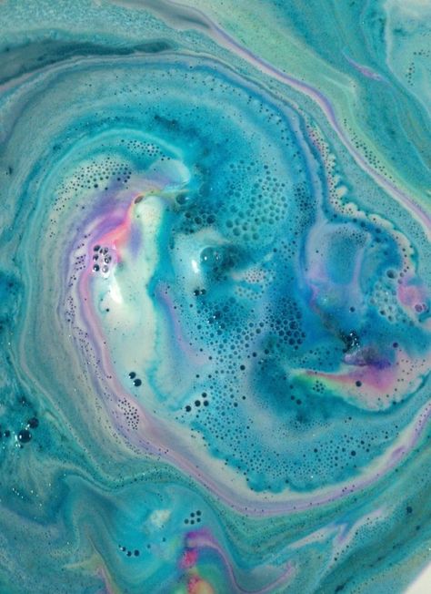 Bath Boms, Bath Bomb Ingredients, Diy Hanging Shelves, Lush Bath, Lush Products, Bath Bomb Recipes, Bath Art, Mason Jar Lighting, Best Bath