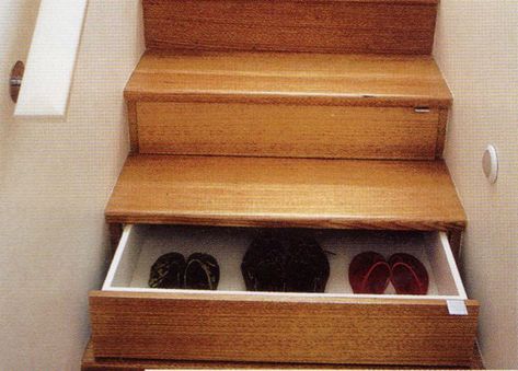 2-in-1 stairs that are also drawers...  Great place to hide the shoes we keep in the front entry. Staircase Drawers, Stair Drawers, Staircase Storage, Diy Drawers, Diy Casa, Small Space Storage, Set Of Drawers, Understairs Storage, Stair Storage