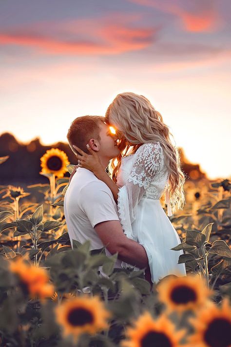 Sunflower Field Photography, Sunflower Field Pictures, Shooting Couple, Field Engagement Photos, Sunflower Photography, Engagement Photography Poses, Sunflower Photo, Flower Photoshoot, Sunflower Pictures