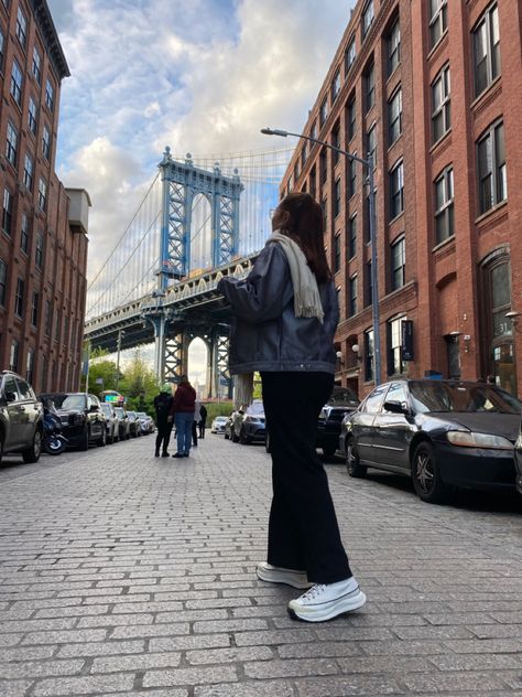 Dumbo Pictures Nyc, Photos To Take In Nyc, Ny Picture Ideas, New York Pictures Ideas, New York City Instagram Pictures, New York Girl Outfits, New York Inspo Pics, New York Poses, New York Ootd