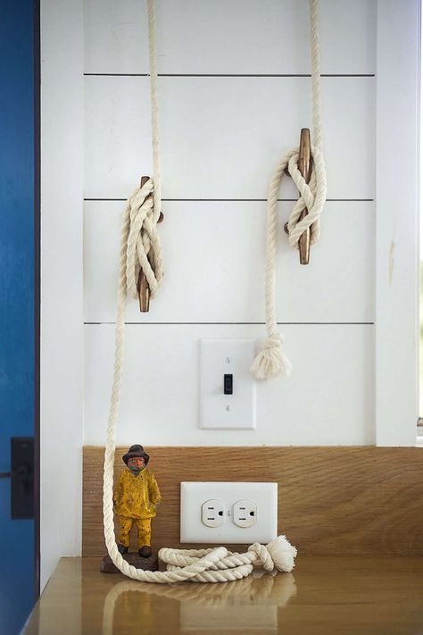 Kitchen of the Week: A Compact, Nautical Entertaining Kitchen on Cape Cod - Remodelista Nautical Kitchen Decor, Cape Cod Beach House, Cape Cod Decor, Beach House Colors, Cape Cod Beach, Nautical Kitchen, Nautical Interior, Cape Cod Cottage, Interior Design Colleges