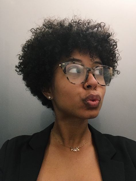 Skunk Stripe On Short 4c Hair, Curly Haircuts Black Women, Short Curly Cuts For Round Faces, Round Afro, Short 3c Curly Hair, Short Hairstyle Women Round Face, Big Chop Natural Hair, Hairstyle Women Round Face, Short Hairstyle Women