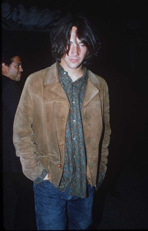 Keanu Reeves 90s, Keanu Reeves Young, Gender Fluid Fashion, 90s Men, 90s Fashion Men, Teen Celebrities, Keanu Charles Reeves, Paisley Shirt, Outfit 90s