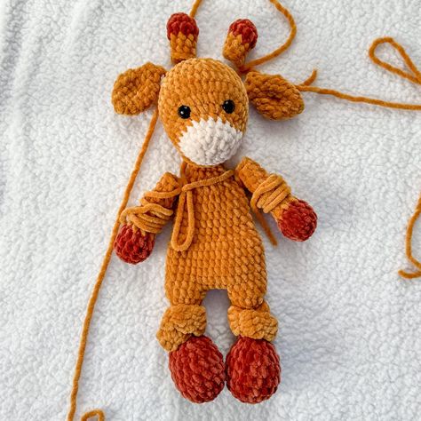 This is a free crochet snuggler pattern of the cuddly classic giraffe! Half stuffed animal, half blanket but twice the fun! This crochet giraffe lovey would be a great crocheted nursery gift! Embroidered eyes and blanket yarn make it more baby friendly. Crochet Animals Free Patterns Cat, Crochet Giraffe Snuggler, Free Snuggler Pattern, Crochet Animal Snuggler Pattern Free, Crochet Snuggler Pattern Free, Free Snuggler Crochet Pattern, Crochet Baby Snuggler Free Pattern, Crochet Baby Snuggler, Crochet Snuggler Free Patterns