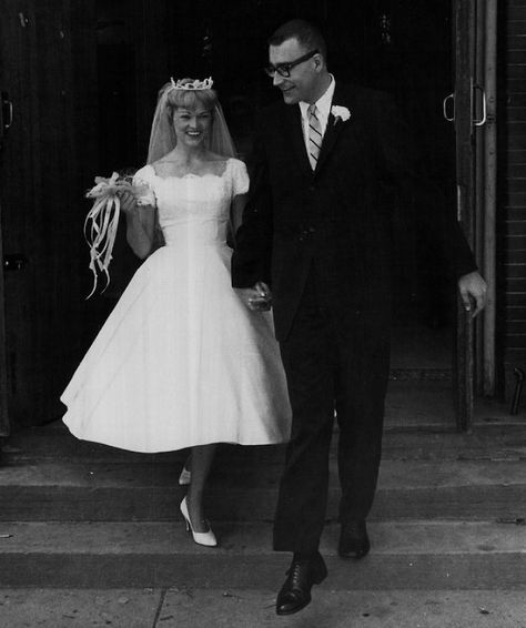 Wedding Dresses Over The Years Wedding Dresses 60s, 1960s Wedding, 1960 Dress, Bride Pictures, Vintage Wedding Photos, Wedding Gowns Vintage, Bridal Fashion Week, Wedding Dress Trends, Vestidos Vintage