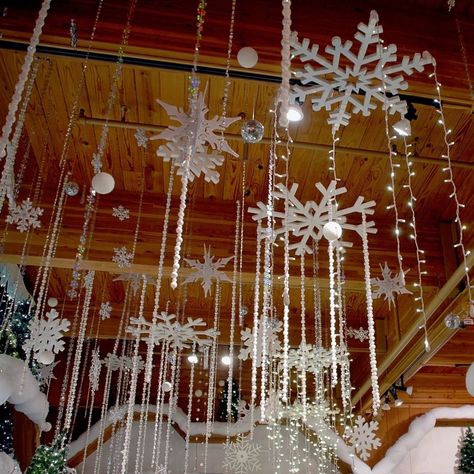 Most Stylish Indoor Christmas Decoration Ideas for 2019 Christmas Ceiling Decorations Ideas, Christmas Ceiling, Christmas Ceiling Decorations, Wonderland Party Decorations, Winter Wonderland Decorations, Winter Wonderland Theme, Winter Wonderland Party, Winter Wonderland Christmas, Christmas Hanging Decorations