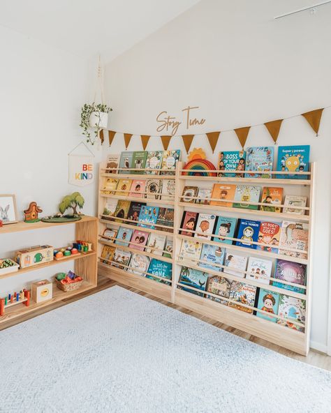 Playroom Bookshelves, Cool Playroom Ideas, Montessori Playroom Ideas, School Playroom, Front Facing Bookshelf, Montessori Bookshelf, Journal Prompts For Kids, Baby Playroom, Montessori Playroom