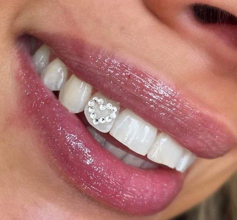 Piercing No Dente, Tooth Piercing, Heart Tooth Gem, Teeth Accessories, Teeth Charms, Tooth Jewellery, Tooth Outline, Jewelry Teeth, Pretty Teeth