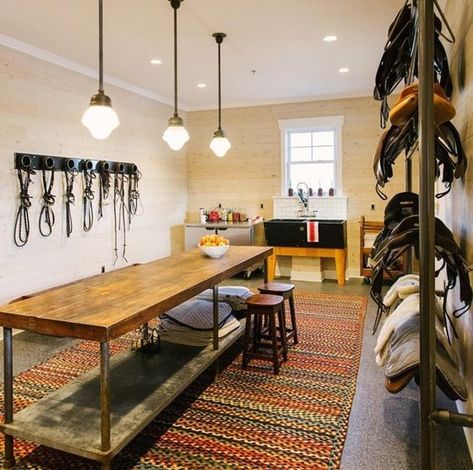 Tack Room Ideas, Tack Room Organization, Horse Tack Rooms, Interior Design Sites, Stable Style, Winter Farm, Tack Rooms, Horse Barn Designs, Dream Horse Barns