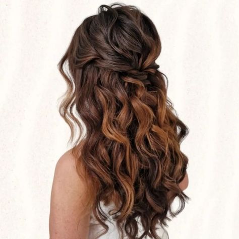 Long Hair Wavy Bouffant Half Updo Wavy Hairstyle For Wedding, Midi Bun, Streaky Highlights, Straight Hair Updo, Long Hair Wavy, Wavy Updo, Easy Wedding Guest Hairstyles, Half Up Wedding, Puffy Hair