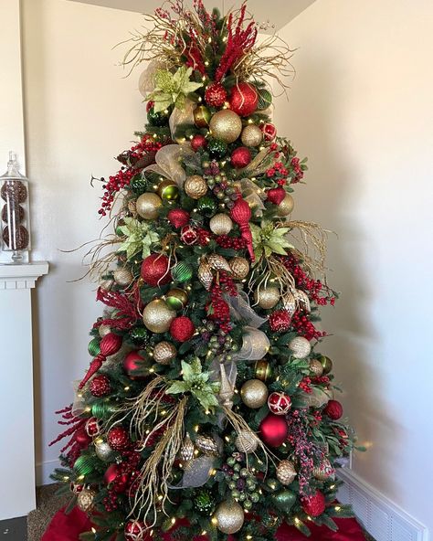 Green And Gold Christmas Decor, Green And Gold Christmas, Green Christmas Tree Decorations, Gold Christmas Decor, Christmas Tree Inspo, Vintage Christmas Tree Decorations, Red And Gold Christmas Tree, Tree Inspiration, Christmas Tree Decorating Themes