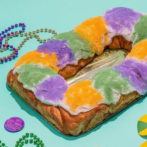 Mardi Gras season is upon us! We love the doughy, sugary tradition of the King Cake and the thrill of finding a hidden treasure inside. Find the best King Cakes and have them shipped right to you! Doberge Cake, Kings Cake, Poured Fondant, King Cakes, King Cake Recipe, Whiskey Cake, S King, Mardi Gras King Cake, Mardi Gras Food