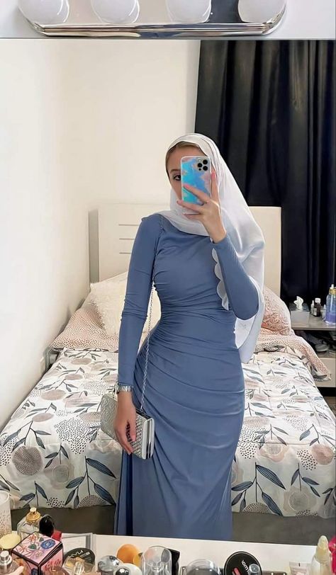 Hijabi Formal Dresses, Hijabi Prom Dress, Simple Hijab Dress, Hijabi Dresses, Modest Outfits Muslim, Elegant Silk Dresses, Islamic Fashion Dresses, Cute Modest Outfits, Soiree Dress