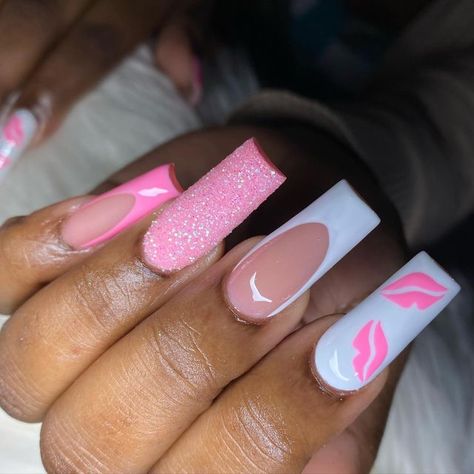 Pink In White Nails, Pink And White With Design Nails, White Nails And Pink, Valentine’s Day Nails Ideas, Pink And White Short Nails, Acrylic Nails Coffin Ideas, Kiss Nails Designs, Pink And White Nails Acrylic, Nails With Kisses