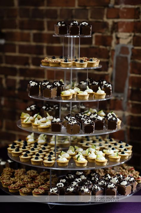 Mini Dessert Tree Wedding Reception Deserts Mini Desserts, Viennese Desserts, Desserts Recipes Easy, Catering Food Displays, Dessert Shots, Dessert Bar Wedding, Wedding Cake Alternatives, Fingerfood Party, Colorful Desserts