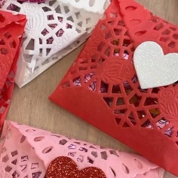 YWM Family on Instagram: "Save this for easy + cute Valentines! 💌 This DIY envelopes are so quick to make and hold lots of Valentine’s Day goodies. ❤️ What would you put in yours? Follow for more fun ideas and make sure to share this one with a friend. I’m sharing all the supplies needed over on LTK, make sure you are following us there too. Search for YWM_Family. ❤️ You can easily favorite things and get notifications of price drops too! #valentines #diyvalentines #valentinesday2024 #valentinesdayideas #valentinesdayparty #easyvalentines" Valentine's Day Goodie Bags, Valentine’s Day Bag Ideas, Cute Bags For Valentine's Day, Valentine’s Day Gift Bags For Kids, Valentine’s Day Party Favors, Valentine's Day Gift Bag With Removable Pouch, Valentine Paper Crafts, Valentine Gift Baskets, Valentine Baskets