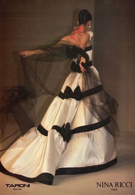 Mui Mui Runway, Yennefer Of Vengerberg, 90s Runway Fashion, Runway Fashion Couture, Runway Outfits, Paris Mode, Looks Party, Glam Dresses, Mode Inspo