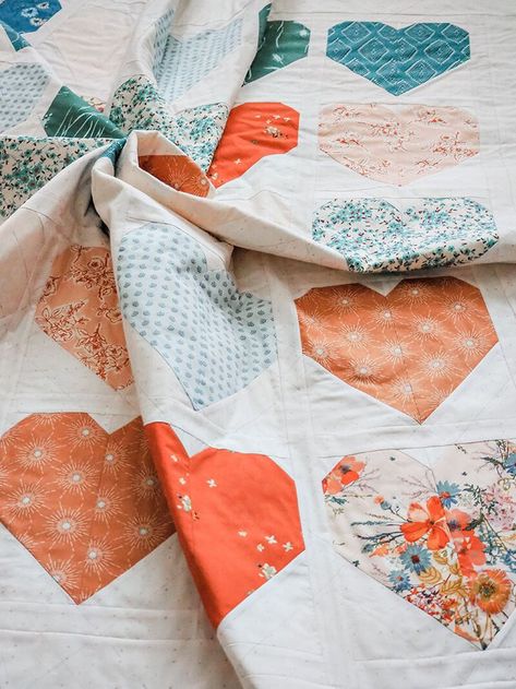 I'm going to make this! Hand Sewn Placemats, Valentines Quilt Patterns, Quilting Machine Patterns, Quilts Beginners, Aesthetic Quilts, Animal Quilt Patterns, Heart Quilt Patterns, Quilt Patterns Modern, Sharon Holland