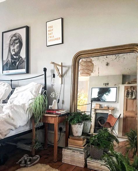 Plants in front of mirror on floor. In Front Of Mirror, Dekorasi Kamar Tidur, Beautiful Living Rooms, House Room, Dream Rooms, Bedroom Inspo, Bed Room, My New Room, New Room