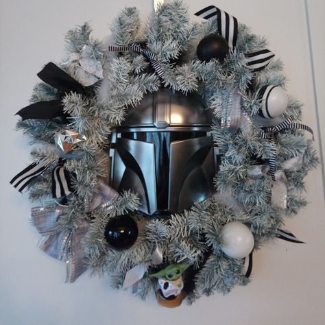 Christmas Tree Ideas Star Wars, Star Wars Christmas Wreath Diy, Starwars Christmas Decorations Outdoor, Starwars Christmas Tree Ideas, Star Wars Xmas Tree, Baby Yoda Christmas Wreath, Star Wars Christmas Wreath, Star Wars Wreath Diy, Star Wars Outdoor Christmas Decorations