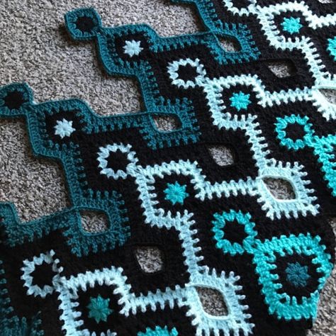 crochetghoulie:Shades of teal 🌊🌊 I’m gonna call this pattern... Diamond Granny Square, Chevron Crochet, Friendship Bracelet Patterns Easy, Gilet Crochet, Crochet For Beginners Blanket, Crochet Bedspread, Crochet Curtains, Crochet Afghans, Afghan Pattern