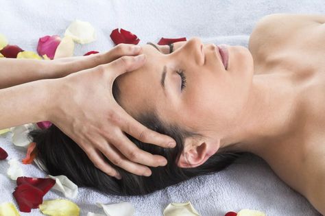 Massage Training, Ayurvedic Massage, Lymph Massage, Aromatherapy Massage, Getting A Massage, Shiatsu Massage, Massage Benefits, Essential Oils For Hair, Head Massage