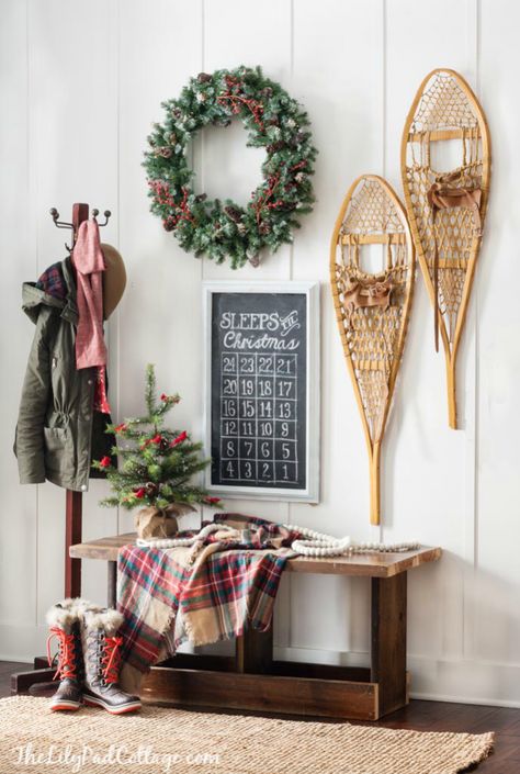 Christmas Entry Ski Lodge Christmas, Cozy Ski Lodge, Christmas Entry, Ski Lodge Decor, Christmas Lodge, Cabin Chic, Inexpensive Christmas, Photo Deco, Snowshoes