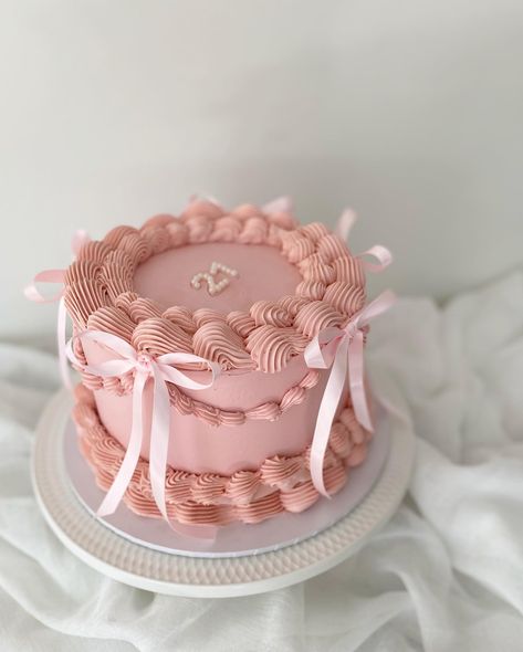 ��🎀 Vintage Bow Cake🎀 I really like this trend of bows,cakes with them are so cute. #vintagecake#bowcake#birthdaycake#birthdaygirl#birthdaycakeideas#pinkcake#colourmill#colourmillmade#buttercreamcakes#buttercreamcake#buttercreamfrosting#21thbirthday#21thbirtdaycake#acdc#acdnmember#orchidcakesaus#cakecakecake#northkellyville#cakesydney#cakestagram#cakedesign Shabby Chic Birthday Cake, Vintage Bow Cake, Vintage Cake With Bows, Circle Vintage Cake, Bow Birthday Cake, Succulent Cakes, 26 Birthday Cake, Orchid Cake, Puppy Pawty