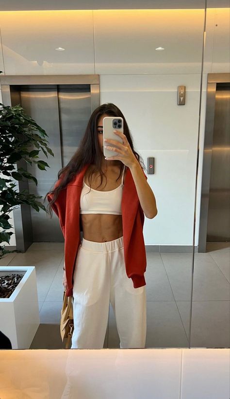 Sweatpants Outfit Casual, White Sweatpants Outfit, Outfit Inspo Comfy, Jeans Coat, White Sweatpants, Instagram Russia, Cute Gym Outfits, Lazy Day Outfit, Sweatpants Outfit