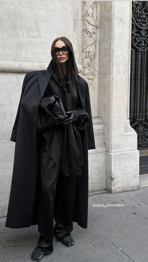 Stories • Instagram Dark Minimalism Outfits, Female Overcoat, Stile Kylie Jenner, Ladies Coats, Estilo Dark, Long Black Coat, Middle Age Fashion, Women Overcoat, Loose Long Sleeve