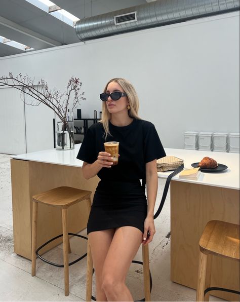 Black Skirt With Tshirt, Mini Skirt And Tshirt Outfits, Tshirt Mini Skirt, Skirt With Tshirt, Black Tshirt Outfit, Coffee Mornings, Daily Outfit Inspiration, Summer Attire, Tshirt Outfits