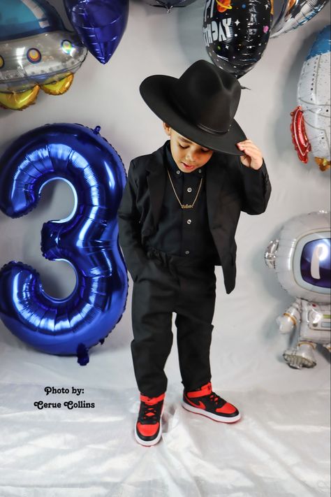 Toddler boys birthday shoots looks 🥰 Toddler Boy Photo Shoot Ideas, Birthday Photoshoot Ideas Boys, Birthday Shoots, Toddler Birthday Outfit, Toddler Boy Birthday, Kid Birthday Outfits, Boy Photoshoot, Boys Birthday Outfits, Bday Shoot