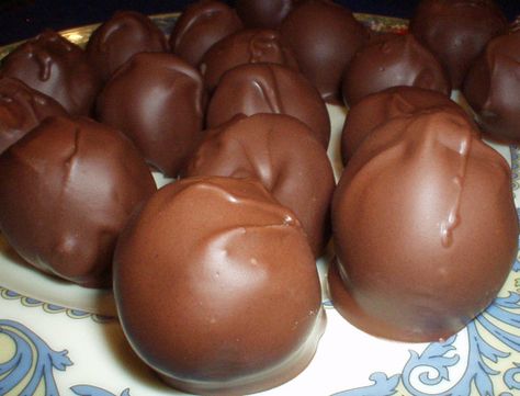 Creme Drop Fudge, Chocolate Covered Cherries Recipe, Famous Chocolate, Candy Truffles, Chocolate Candies, Dessert Aux Fruits, Chocolate Covered Cherries, Candy Recipes Homemade, Christmas Candy Recipes