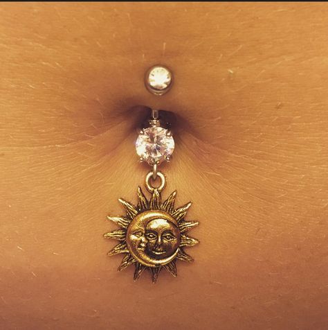 Sun and moon belly ring Belly Button Piercing Jewelry Aesthetic, Naval Piercing Plus Size, Moon Belly Button Piercing, Sun Belly Button Piercing, Belly Ring Jewelry, Belly Button Ring Aesthetic, Moon Belly Piercing, Belly Button Piercing Gold, Belly Button Piercing Ideas