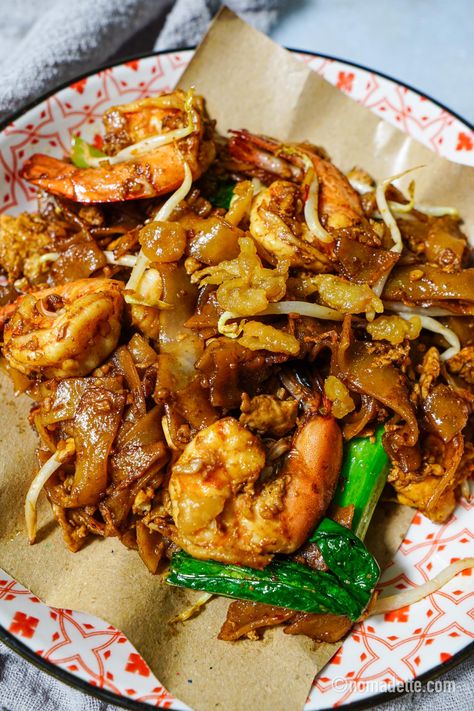 Char Kway Teow Recipe Singapore, Kway Teow Recipe Stir Fry, Fried Kway Teow Recipe, Singapore Fried Noodles, Singapore Food Recipes, Malaysian Drinks, Char Kway Teow Recipe, Asian Brunch, Singaporean Recipes