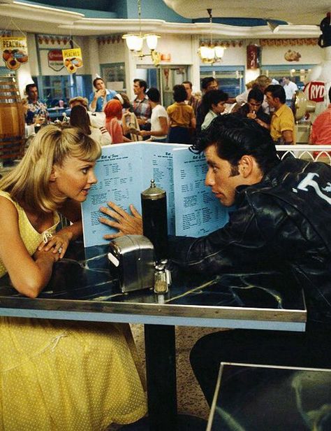 Sandy & Danny Grease John Travolta, Grease 1978, Grease Movie, Grease Is The Word, Dark Wave, Septième Art, Fotografi Vintage, I Love Cinema, Olivia Newton John