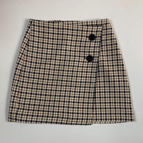 H&M Skirt Plaid Skirt. Has A Back Zipper Closure And The Two Buttons On The Front Of The Skirt Are Functional Measurements: -Width: 12” -Length: 15.5” H&m Skirt, Aesthetic Plaid, Thrifted Style, Pleated Skirt Pattern, Dream Boutique, Pinterest Wardrobe, Hogwarts Dr, Fall Skirt, 90s Halloween